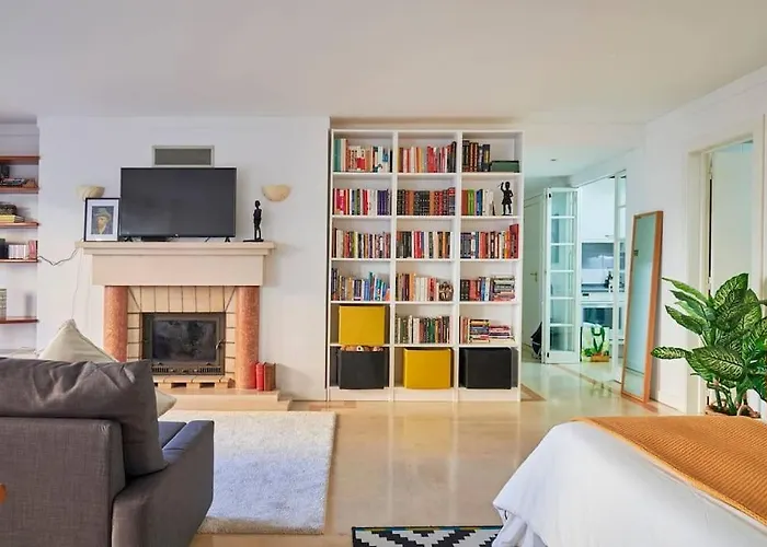 Modern Apartment With Garage And Pool