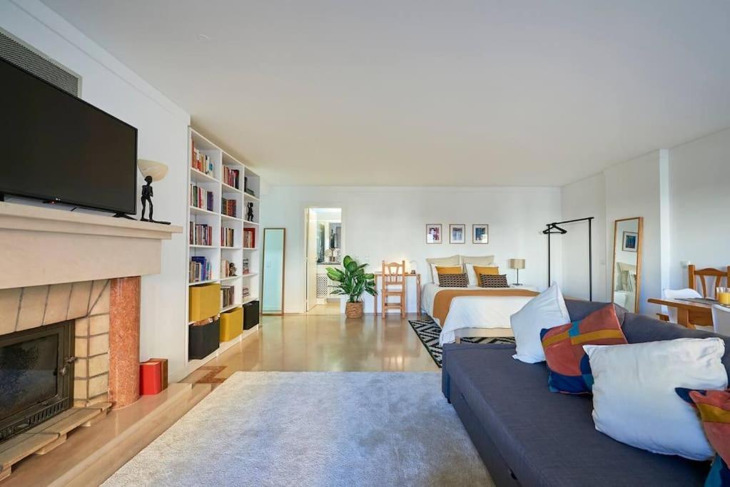 Modern With Garage And Pool Apartment *
