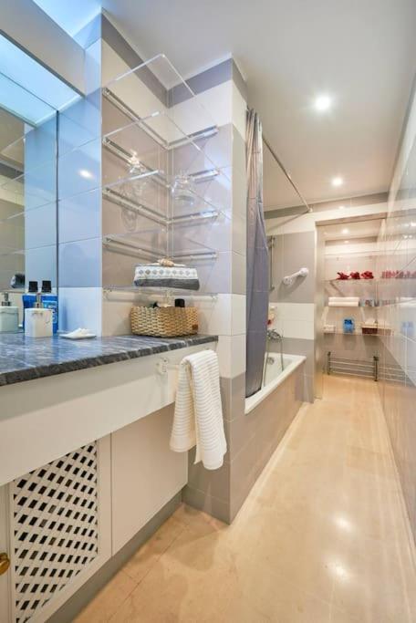 Modern With Garage And Pool *