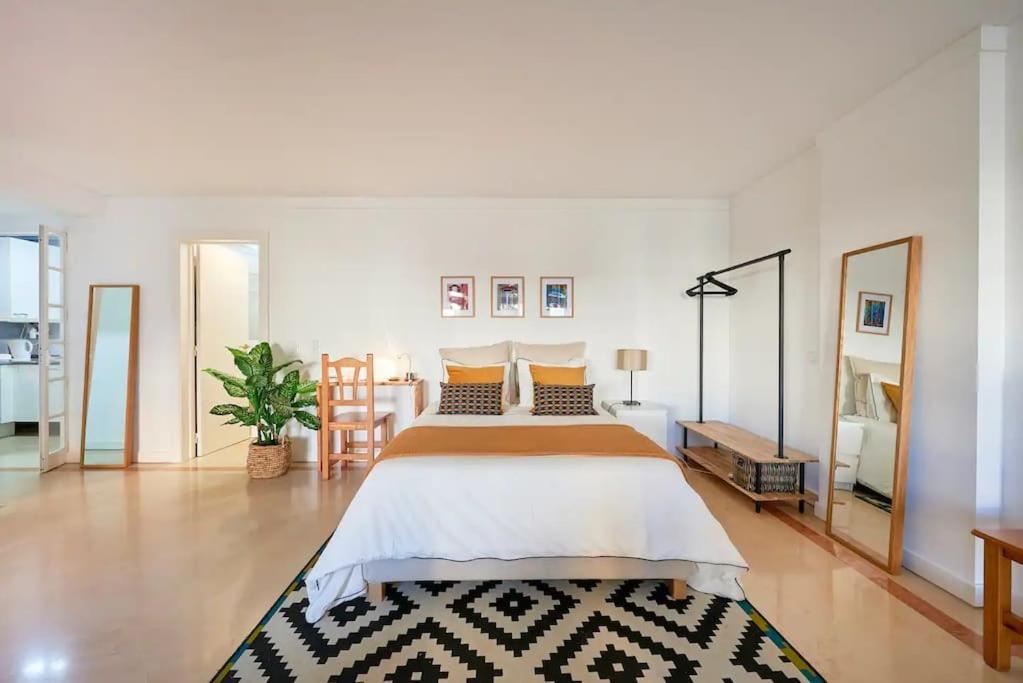 Modern With Garage And Pool Apartment *