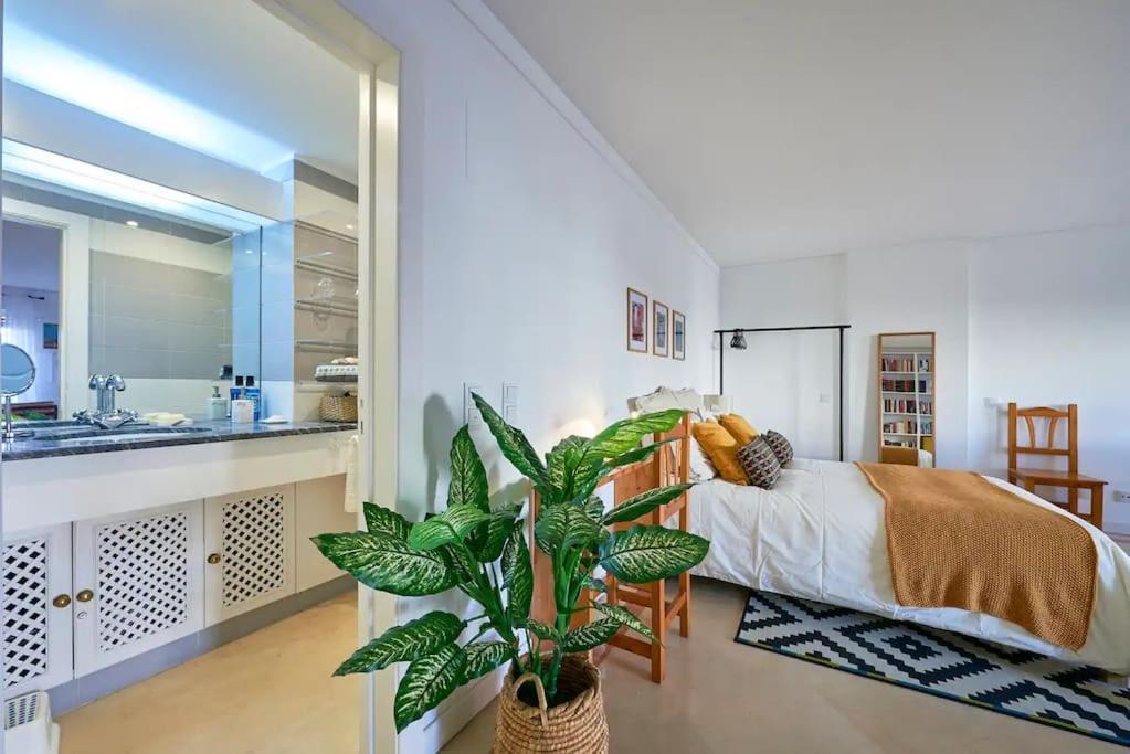 Modern With Garage And Pool Apartment