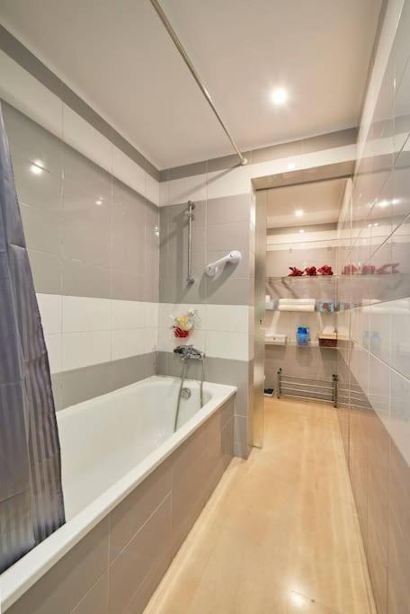 Apartment Modern With Garage And Pool