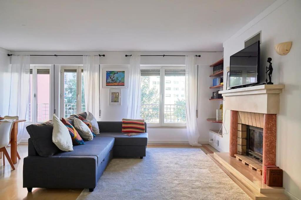 Modern With Garage And Pool Apartment