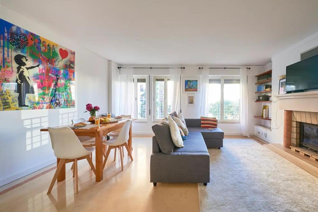 Modern With Garage And Pool Apartament